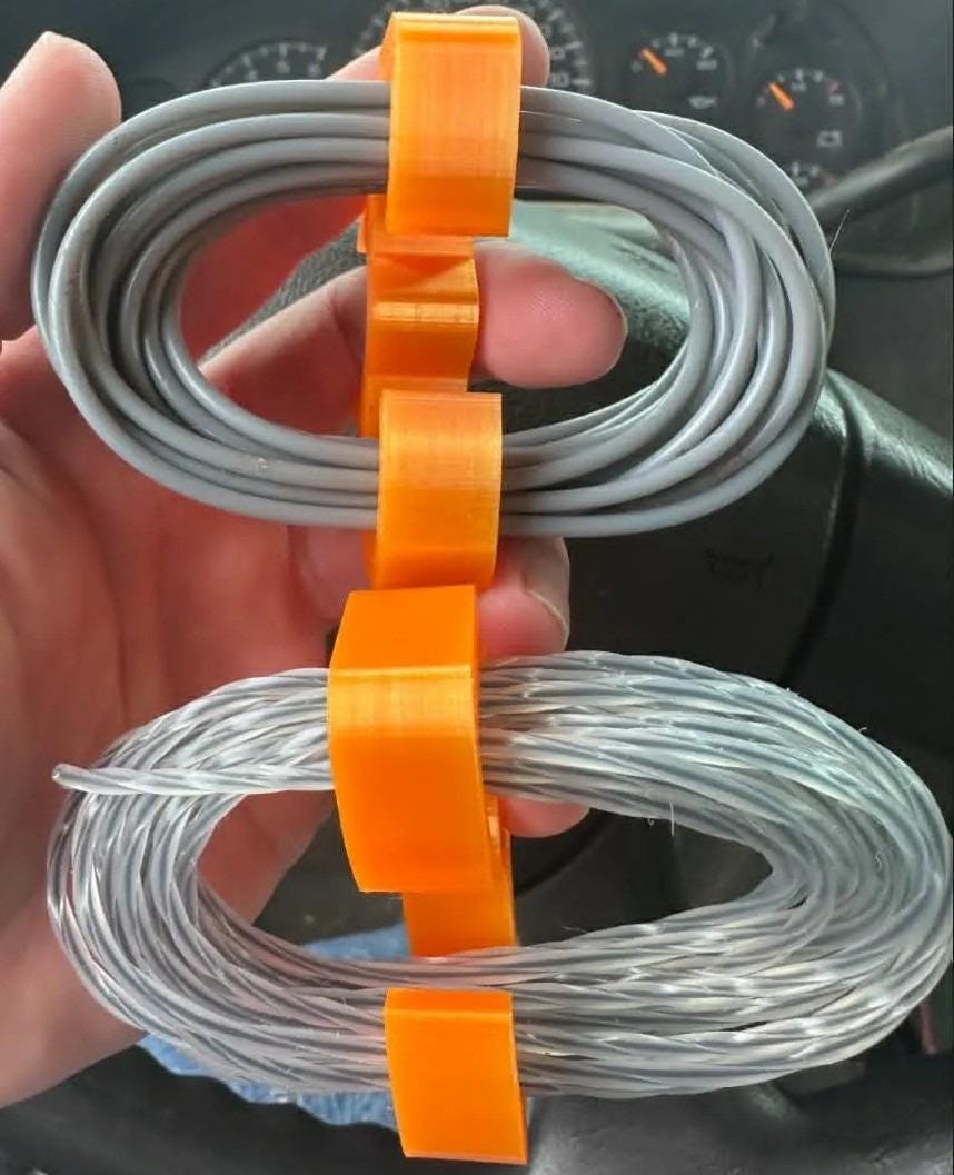 Close-up of the shaft clip on the 3D printed trimmer line holder