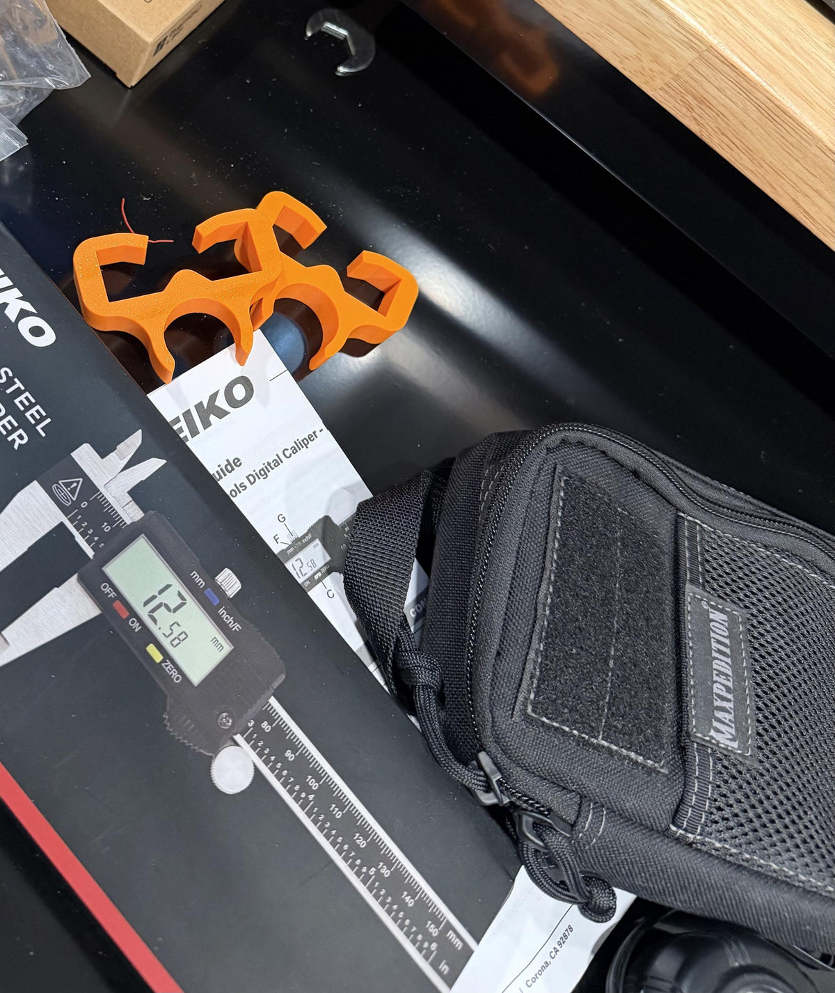 Side view of the universal shaft mount string holder